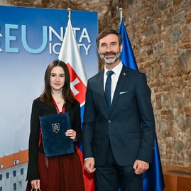 Zväčšiť fotografiu - Študenti našich stredných škôl uspeli v súťaži o prínose eú - TSK Súťaž EÚ20_2