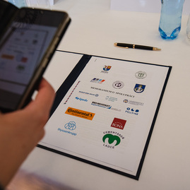 Zväčšiť fotografiu - Študenti spojenej školy v púchove predstavujú edutech novinky - TSK_EDUTECH_podpis_memoranda_mini-2