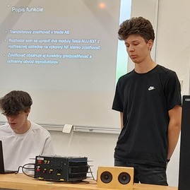 Zväčšiť fotografiu - Študenti spojenej školy v púchove sa predstavili na medzinárodnom podujatí - Martin Mikoláš predstavuje svoj projekt