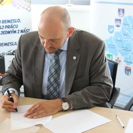 Študenti strednej umeleckej školy v trenčíne budú praxovať v spoločnosti adient slovakia, s.r.o. - Snímek 149