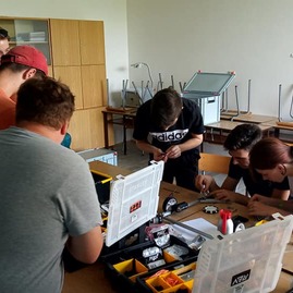 Zväčšiť fotografiu - Študenti z myjavy chcú dobyť svet, pomôžete im? - 289361300_10227975629356400_2621970118110496765_n