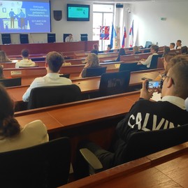Zväčšiť fotografiu - Študenti zasypali župana otázkami - IMG_20220912_114427