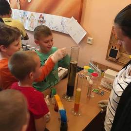 Študentky soš nováky si pripravili pre žiakov špeciálnej základnej školy interaktívne chemické pokusy - FB_IMG_1571762096405