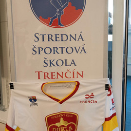 Zväčšiť fotografiu - Súčasťou hokejovej akadémie v trenčíne sa stalo ďalších 15 mladých talentov - 20200519_TSK_minister_Grohling_001_061w