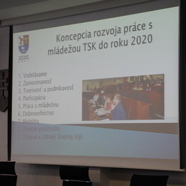 Takmer 60 študentov z 26 stredných škôl z celého trenčianskeho kraja prišlo diskutovať o svojich víziách priamo s trenčianskym županom - IMG_0013