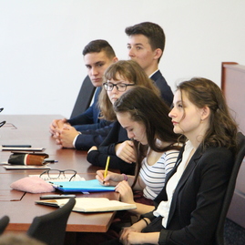Takmer 60 študentov z 26 stredných škôl z celého trenčianskeho kraja prišlo diskutovať o svojich víziách priamo s trenčianskym županom - IMG_0087