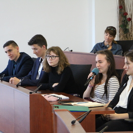 Takmer 60 študentov z 26 stredných škôl z celého trenčianskeho kraja prišlo diskutovať o svojich víziách priamo s trenčianskym županom - IMG_0091