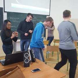 Tradície svojich krajín priblížili bánovským gymnazistom 4 stážistky z brazílie aj čľr - Cathrine_Anindya_interaktivna_hra