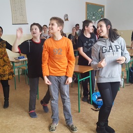 Tradície svojich krajín priblížili bánovským gymnazistom 4 stážistky z brazílie aj čľr - Marina_Diah_interaktivne_hry