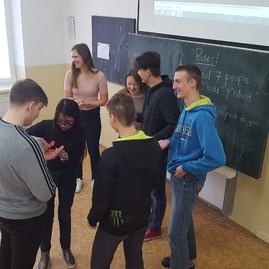Tradície svojich krajín priblížili bánovským gymnazistom 4 stážistky z brazílie aj čľr - Ochutnavka_indonezskeho_korenia
