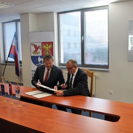 Zväčšiť fotografiu - Trenčianska župa a štátny inštitút odborného vzdelávania podpísali memorandum o spolupráci - IMG_0018