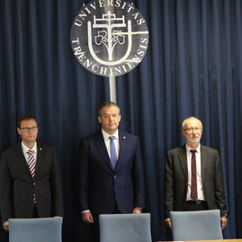 Trenčianski gymnazisti si na pôde trenčianskej univerzity alexandra dubčeka prevzali svoje maturitné vysvedčenia - IMG_3950