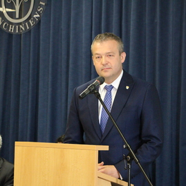 Trenčianski gymnazisti si na pôde trenčianskej univerzity alexandra dubčeka prevzali svoje maturitné vysvedčenia - IMG_3967