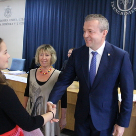Trenčianski gymnazisti si na pôde trenčianskej univerzity alexandra dubčeka prevzali svoje maturitné vysvedčenia - IMG_3977