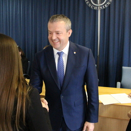 Trenčianski gymnazisti si na pôde trenčianskej univerzity alexandra dubčeka prevzali svoje maturitné vysvedčenia - IMG_3991