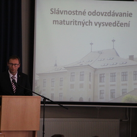 Trenčianski gymnazisti si na pôde trenčianskej univerzity alexandra dubčeka prevzali svoje maturitné vysvedčenia - IMG_4023