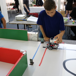 Zväčšiť fotografiu - Trenčiansky robotický deň popularizuje vedu a techniku už 18 rokov - IMG_3958