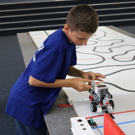 Zväčšiť fotografiu - Trenčiansky robotický deň popularizuje vedu a techniku už 18 rokov - IMG_3983