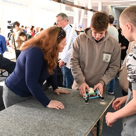 Zväčšiť fotografiu - Trenčiansky robotický deň s rekordným počtom škôl a robotov