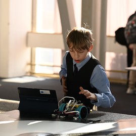 Zväčšiť fotografiu - Trenčiansky robotický deň s rekordným počtom škôl a robotov