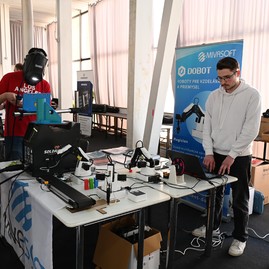 Zväčšiť fotografiu - Trenčiansky robotický deň s rekordným počtom škôl a robotov