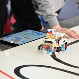 Zväčšiť fotografiu - Trenčiansky robotický deň s rekordným počtom škôl a robotov