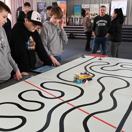 Zväčšiť fotografiu - Trenčiansky robotický deň s rekordným počtom škôl a robotov
