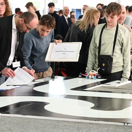 Zväčšiť fotografiu - Trenčiansky robotický deň s rekordným počtom škôl a robotov