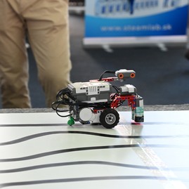 Zväčšiť fotografiu - Trenčiansky robotický deň s rekordným počtom škôl a robotov