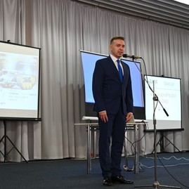 Zväčšiť fotografiu - Trenčiansky robotický deň s rekordným počtom škôl a robotov