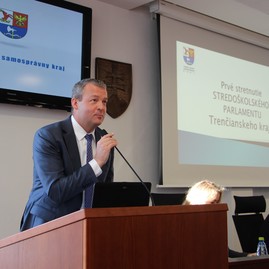 Trenčiansky samosprávny kraj oživil myšlienku stredoškolského parlamentu. ten má mladých ľudí podnietiť k participácii na veciach verejných - IMG_6709