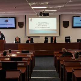 Trenčiansky samosprávny kraj oživil myšlienku stredoškolského parlamentu. ten má mladých ľudí podnietiť k participácii na veciach verejných - IMG_6715