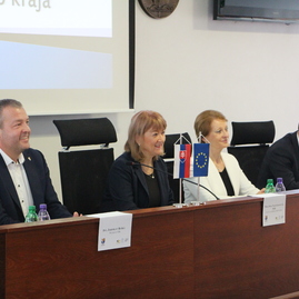 Trenčiansky župan a štátna tajomníčka rezortu školstva diskutovali so študentmi z tridsiatky stredných škôl - IMG_8408