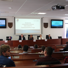 Trenčiansky župan a štátna tajomníčka rezortu školstva diskutovali so študentmi z tridsiatky stredných škôl - IMG_8425