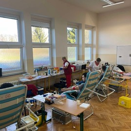 Zväčšiť fotografiu - Tucet študentov dubnickej priemyslovky pribudlo medzi prvodarcov krvi - 
