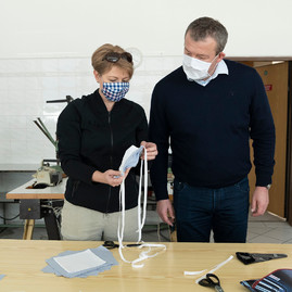 Zväčšiť fotografiu - Učitelia a žiaci župných stredných škôl bojujú proti koronavírusu šitím rúšok - 20200319_TSK_nemocnice_044w