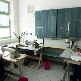 Zväčšiť fotografiu - Učitelia a žiaci župných stredných škôl bojujú proti koronavírusu šitím rúšok - 20200319_TSK_nemocnice_046w