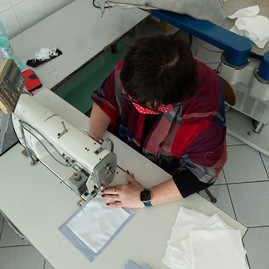 Zväčšiť fotografiu - Učitelia a žiaci župných stredných škôl bojujú proti koronavírusu šitím rúšok - 20200319_TSK_nemocnice_047w
