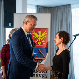 Zväčšiť fotografiu - Učitelia nestarnú, rastú do múdrosti - 