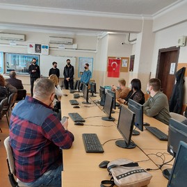 Zväčšiť fotografiu - Učitelia novomestskej spš na pracovnom stretnutí v turecku - diskusia