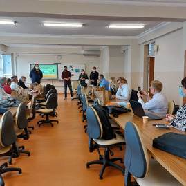 Zväčšiť fotografiu - Učitelia novomestskej spš na pracovnom stretnutí v turecku - pracovna atmosfera - diskusia