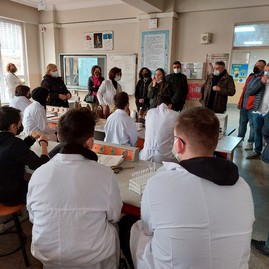 Zväčšiť fotografiu - Učitelia novomestskej spš na pracovnom stretnutí v turecku - prehliadka skoly