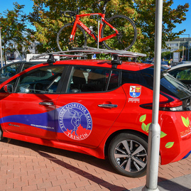 Zväčšiť fotografiu - Elektromobil pre cyklistický tím Strednej športovej školy zakúpil Trenčiansky samosprávny kraj.