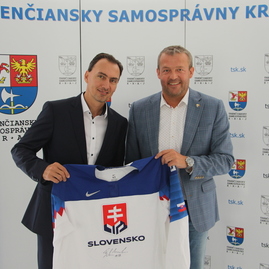 Zväčšiť fotografiu - Trenčiansky župan Jaroslav Baška so súčasným prezidentom SZĽH Miroslavom Šatanom (archívny záber).