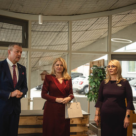 Zväčšiť fotografiu - Unikátna škola získala prezidentskú zelenú pečať - TSK_prezidentská pečať_SPŠ TN_mini-13
