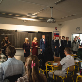 Zväčšiť fotografiu - Unikátna škola získala prezidentskú zelenú pečať - TSK_prezidentská pečať_SPŠ TN_mini-22