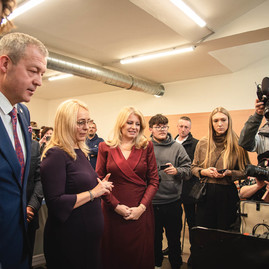 Zväčšiť fotografiu - Unikátna škola získala prezidentskú zelenú pečať - TSK_prezidentská pečať_SPŠ TN_mini-41