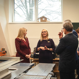 Zväčšiť fotografiu - Unikátna škola získala prezidentskú zelenú pečať - TSK_prezidentská pečať_SPŠ TN_mini-46
