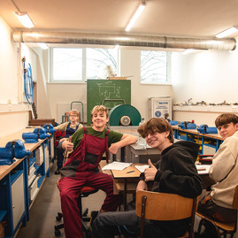 Zväčšiť fotografiu - Unikátna škola získala prezidentskú zelenú pečať - TSK_prezidentská pečať_SPŠ TN_mini-54