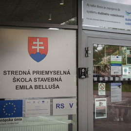 Zväčšiť fotografiu - Unikátna škola získala prezidentskú zelenú pečať - TSK_prezidentská pečať_SPŠ TN_mini-7